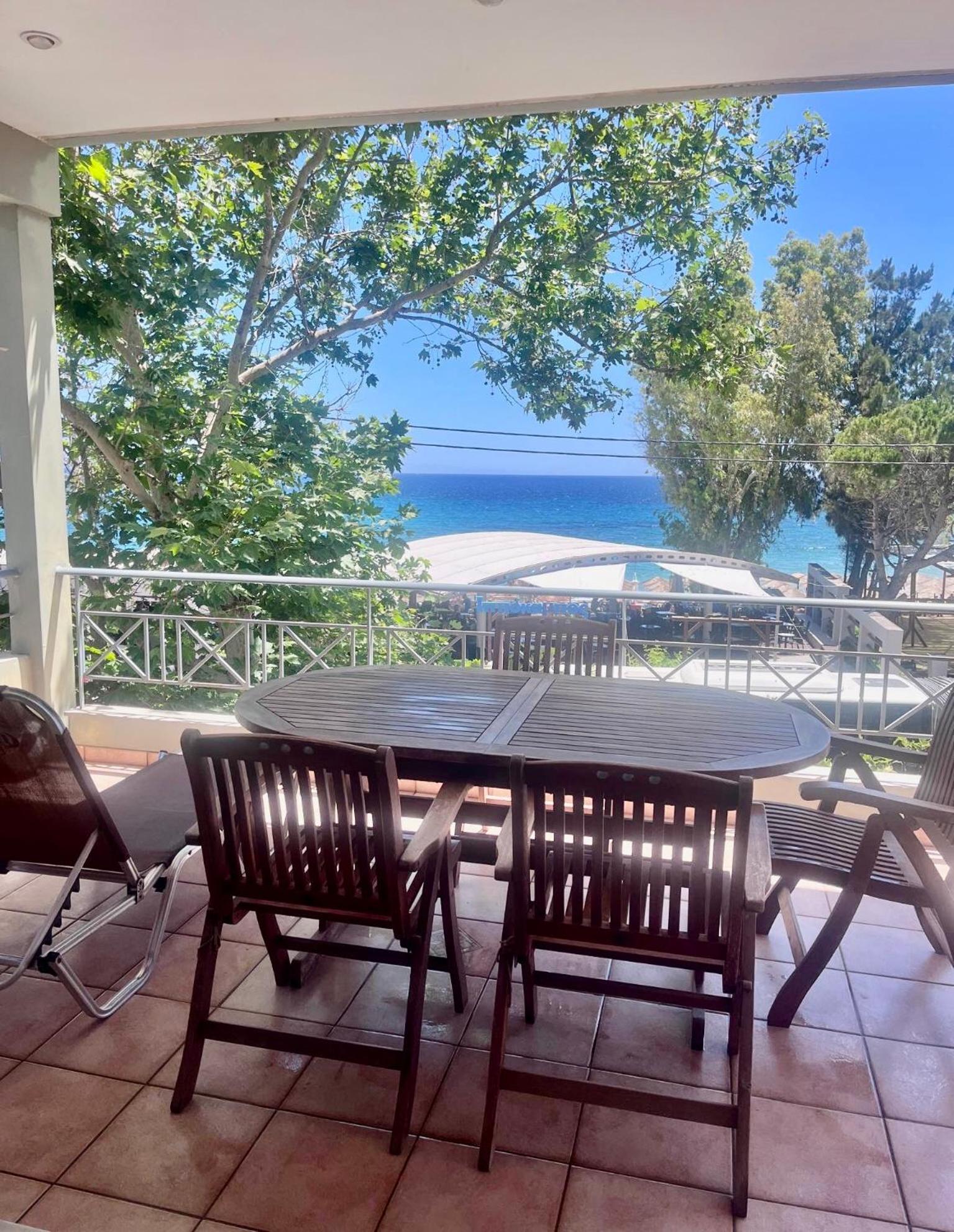 Вілла Chloe'S Sunrise Beach House Афіни Екстер'єр фото